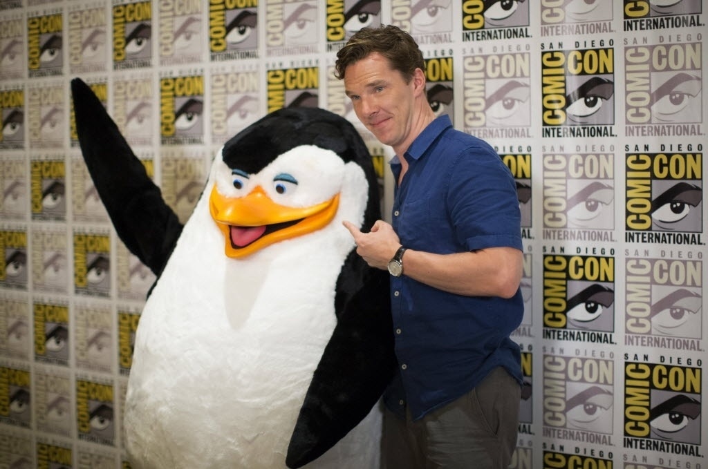 24.jul.2014 - O ator Benedict Cumberbatch posa ao lado de pinguim do filme "Penguins of Madagascar", que o estúdio DreamWorks apresentou na Comic-Con. Na animação, ele faz a voz do personagem Classified - Mario Anzuoni/Reuters