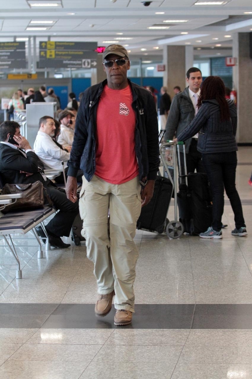 24.jul.2014 - O ator Danny Glover, de Máquina Mortífera, circula pelo aeroporto de Congonhas, em São Paulo