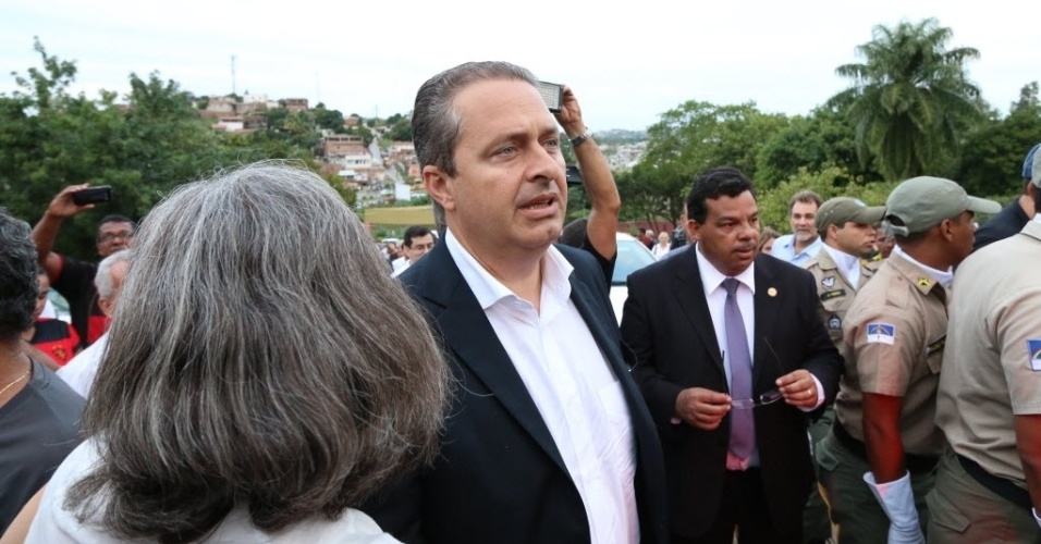 24.jul.2014 - Eduardo Campos chega ao cemitério Morada da Paz, no município de Paulista, em Pernambuco, onde corpo de Suassuna será enterrado