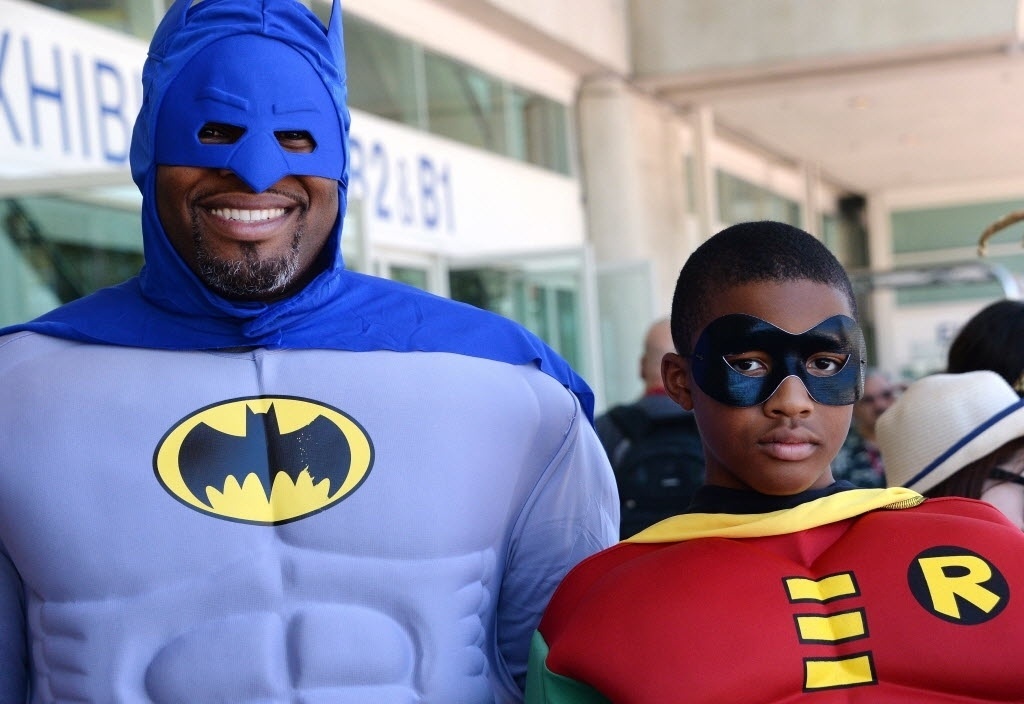 24.jul.2014 - Pai e filho posam como Batman e Robin na Comic-Con - Robyn Beck/AFP