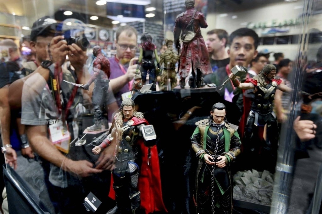 24.jul.2014 - Pessoas fotogravam bonecos da Marvel na San Diego Comic-Con 2014 - Sandy Huffaker/Reuters