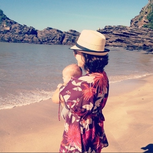 24.jul.2014 - Regiane Alves leva o filho à praia pela primeira vez