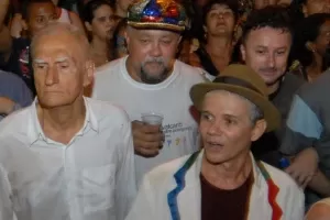 Antonio Nóbrega e Ariano Suassuna durante as comemorações dos 100 anos do frevo no Carnaval de 2007, no Recife (PE) - Chico Porto/JC Imagem
