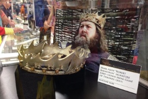 Coroa de Robert Baratheon, personagem da série "Game of Thrones", exposta na San Diego Comic-Con. O artefato será leiloado posteriormente por um preço estimado entre US$ 15 e 20 mil. O leilão será feito pela Profiles in History, empresa especializada na venda de itens de Hollywood - Natália Engler/UOL
