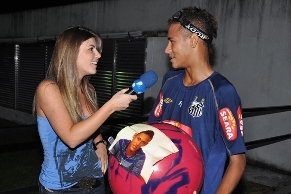 Em 2010, Íris Stefanelli Íris deixou a bancada do "TV Fama" e foi ser repórter de rua do programa. Em sua primeira matéria, a loira entrevistou Neymar
