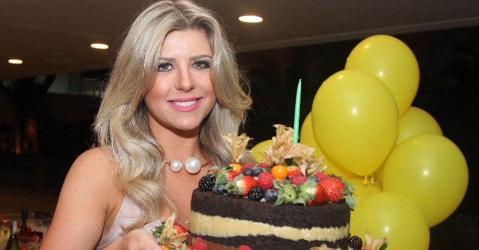 Íris Stefanelli completou 35 anos nesta quarta-feira, 23 de julho. Ela comemorou com uma festa em seu apartamento, em São Paulo