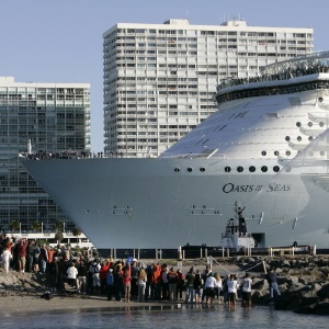 Navio Oasis of the Seas, atracado em Fort Lauderdale, nos EUA - REUTERS/Joe Skipper
