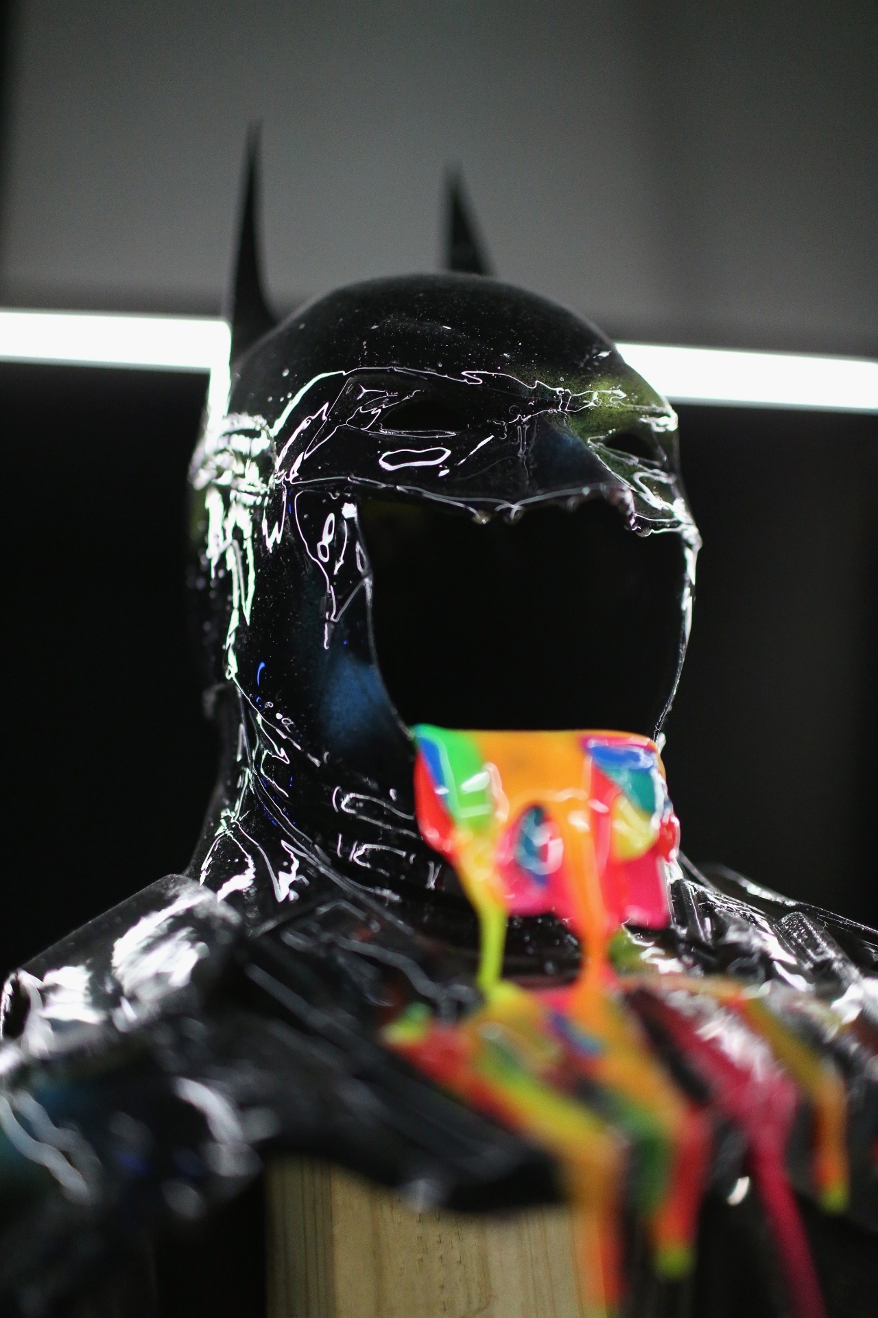 24.jul.2014 - Armaduras do Batman pintadas por diversos são expostas no evento "Cape/Cowl/Create" na San Diego Comic-Con. O Cavaleiro das Trevas está comemorando 75 anos de sua primeira aparição nos quadrinhos - Getty Images