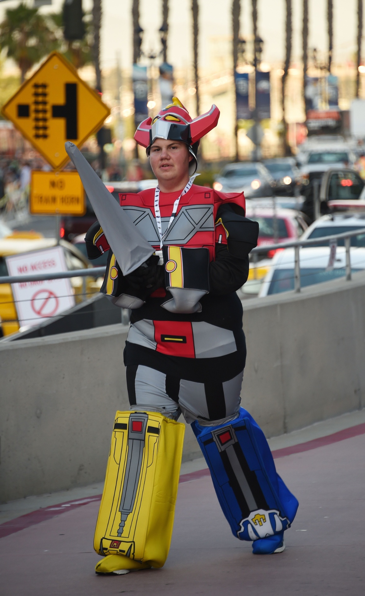 24.jul.2014 - Fã da saga "Power Rangers" se veste da primeira versão do robô Megazord durante a Comic-Con 2014, em San Diego, nos Estados Unidos - Robyn Beck/AFP