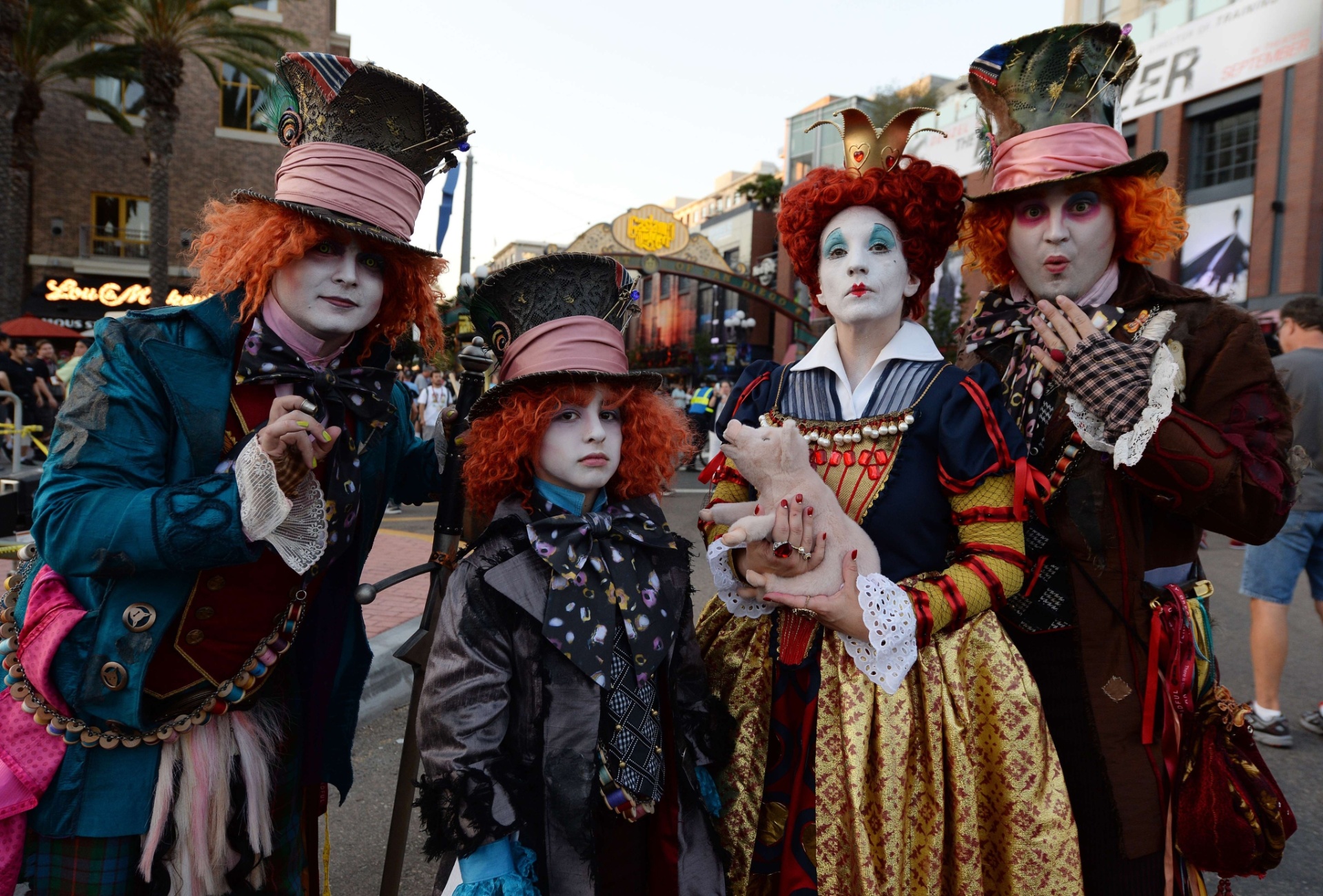 24.jul.2014 - Família de fãs da versão de Tim Burton do filme "Alice no País das Maravilhas" se vestem de Chapeleiro Maluco e Rainha Vermelha durante a Comic-Con 2014, em San Diego, nos Estados Unidos - Robyn Beck/AFP