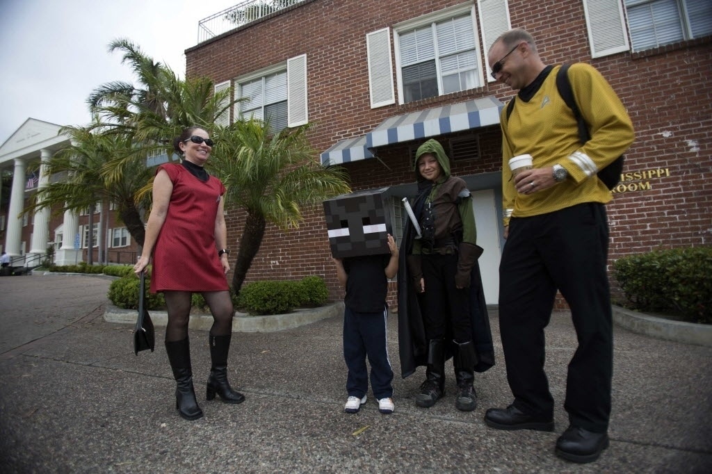 24.jul.2014 - Família vestida como personagens de "Minecraft", "Assassin's Creed" e "Star Trek" na San Diego Comic-Con 2014 - Mario Anzuoni/Reuters