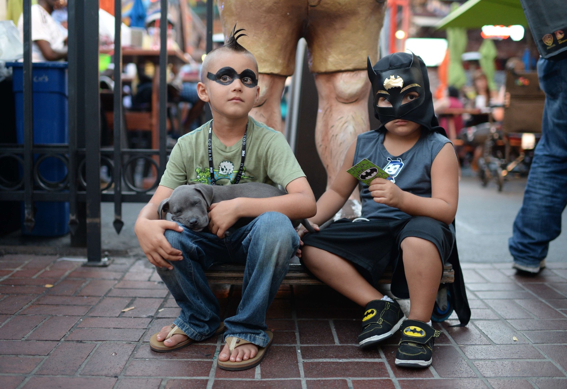 24.jul.2014 - Os meninos Ashton Ritz e Dezmen Olivas, de sete e quatro anos, se transformam em bandido e super-herói durante a Comic-Con 2014, em San Diego, nos Estados Unidos - Robyn Beck/AFP