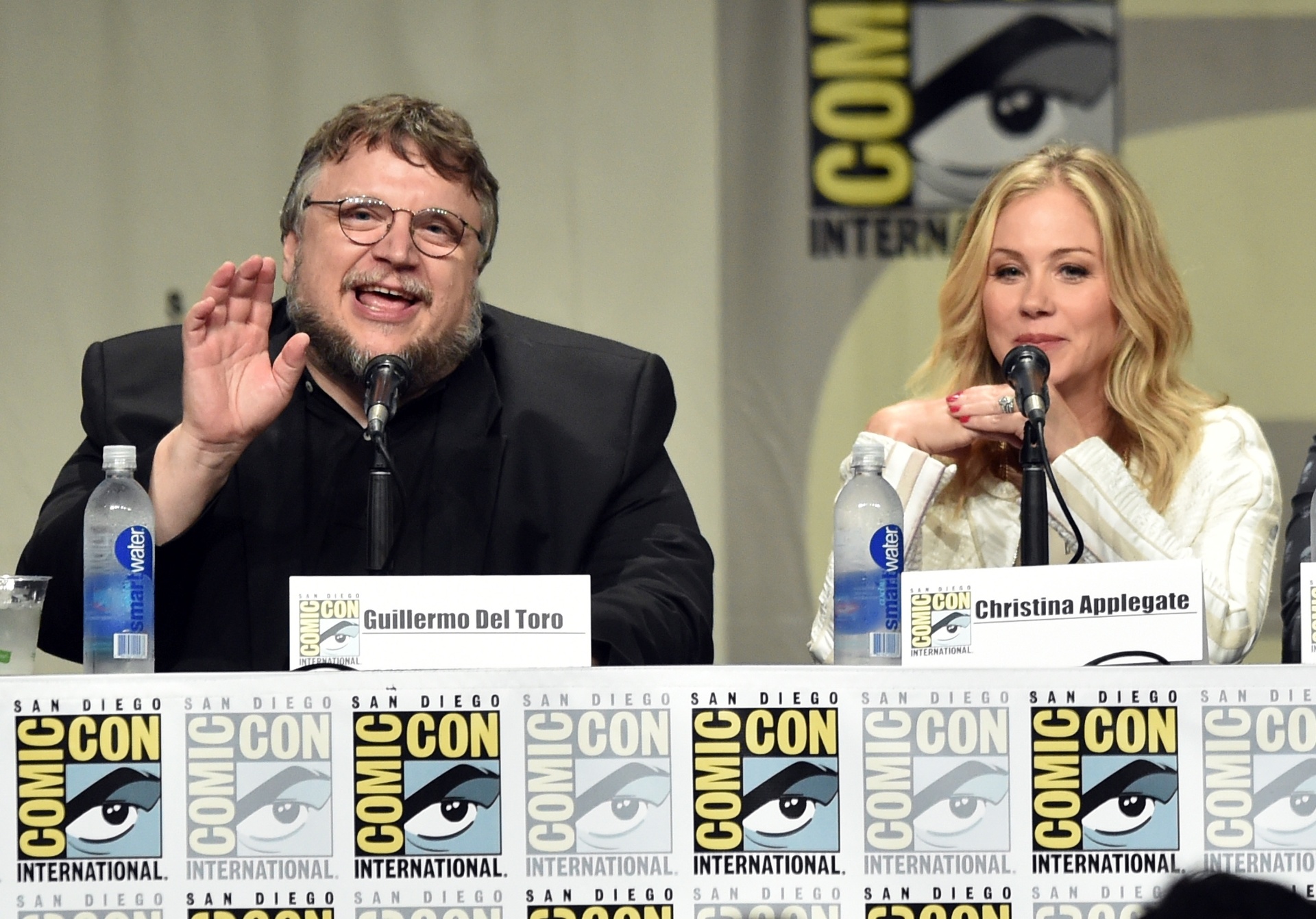 25.jul.2014 - Guillermo del Toro e Christina Applegate no painel da Fox na Comic-Con, onde falaram sobre a animação "Festa do Céu" - Getty Images