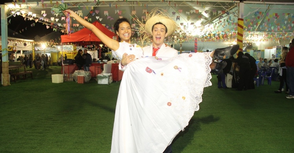 25.jul.2014 - Marcos Veras e Aisha Jambo fazem casamento na roça no arraial do Roça in Rio, no Rio de Janeiro