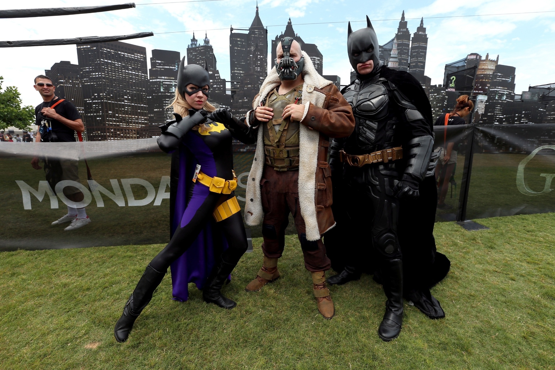24.jul.2014 - Em sentido horário: Bane, Batman e Bat-Moça posam para fotos nos arredores da San Diego Comic-Con 2014 - Mark Davis/Getty Images