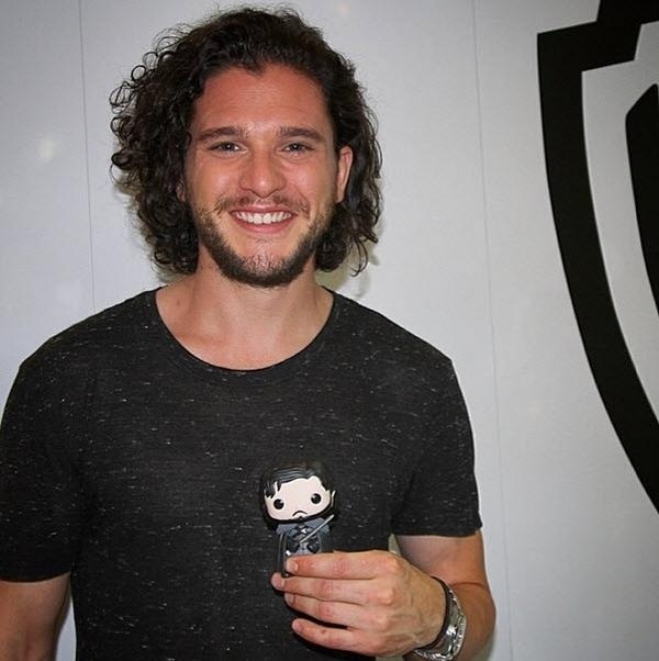 Kit Harrington segura bonequinho de seu personagem em "Game of Thrones", o bastardo Jon Snow - Divulgação