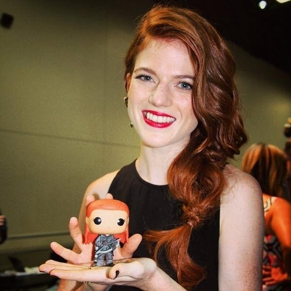 Rose Leslie posa com bonequinho Pop Vinyl de sua personagem, Ygritte, em "Game of Thrones" - Divulgação