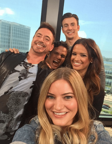 25.jul.2014 - Robert Downey Jr., Mark Ruffalo e Chris Evans em selfie tirado pela apresentadora do Entertainment Tonight Justine Ezarik - Reprodução/Twitter/etnow