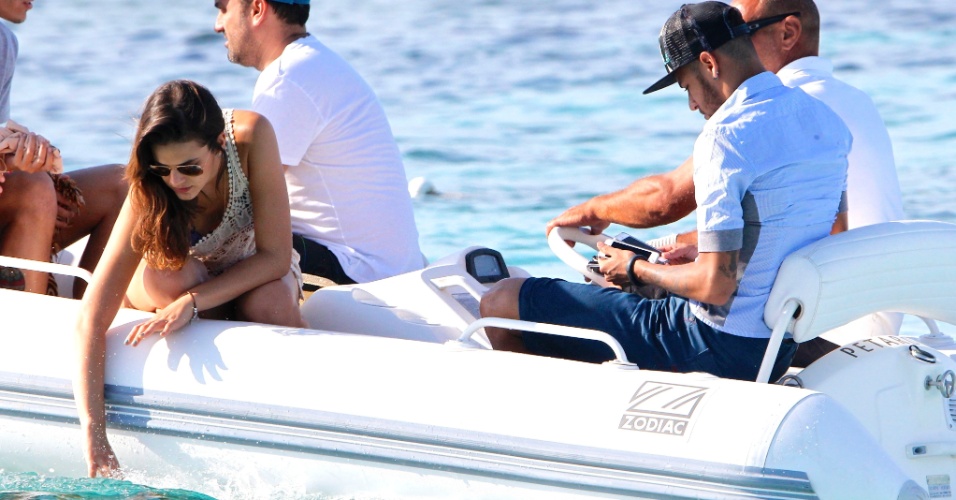 26.jul.2014 - Bruna e Neymar ainda devem ficar alguns dias sozinhos em Ibiza antes de desembarcarem em Barcelona, onde mora o jogador