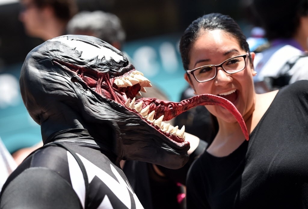 26.jul.2014 - Kaleb McDade, vestido como o vilão Venom de Homem-Aranha, "ataca" uma fã na Comic-Con 2014, em San Diego - AFP