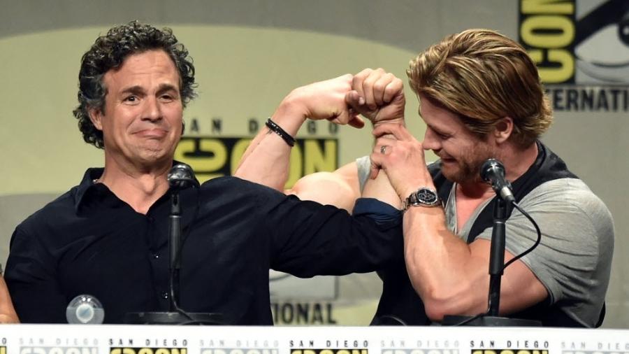Chris Hemsworth mostra ao Hulk (Mark Ruffalo) quem tem o maior bíceps - Kevin Winter/AFP