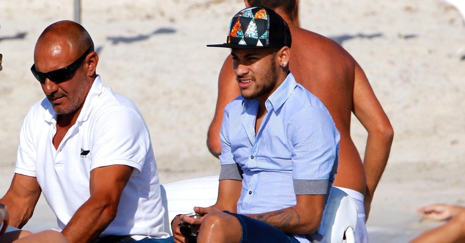 26.jul.2014 - Mesmo longe do Brasil, Bruna Marquezine e Neymar não conseguiram escapar dos flashes nem dos admiradores na ilha de Formentera neste sábado (26)