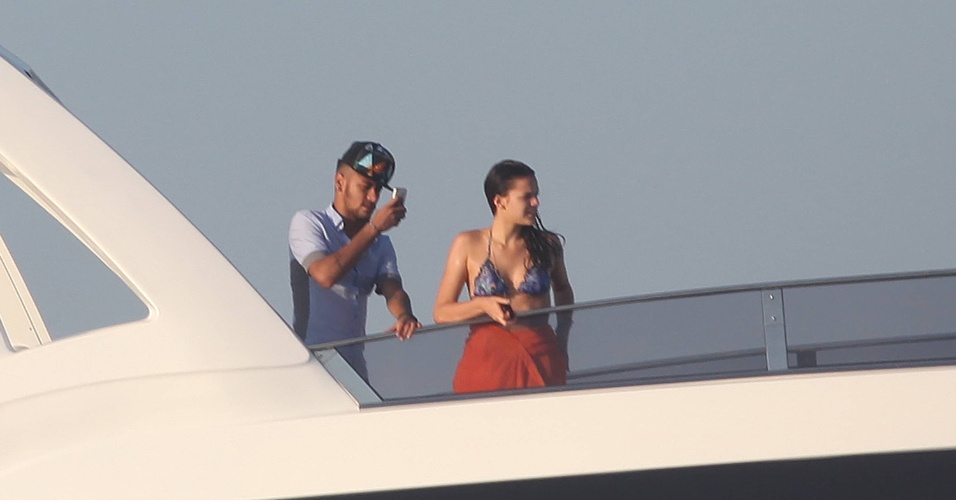 26.jul.2014 - Neymar e Bruna Marquezine estão juntos em Ibiza, uma badalada ilha na Espanha. O casal aproveita os dias de sol do verão europeu