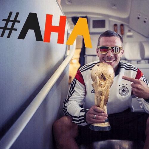 26.jul.2014 - O craque alemão Lukas Podolski posa junto da taça da Copa do Mundo conquistada durante o Mundial realizado no Brasil, no qual seu país saiu como vencedor