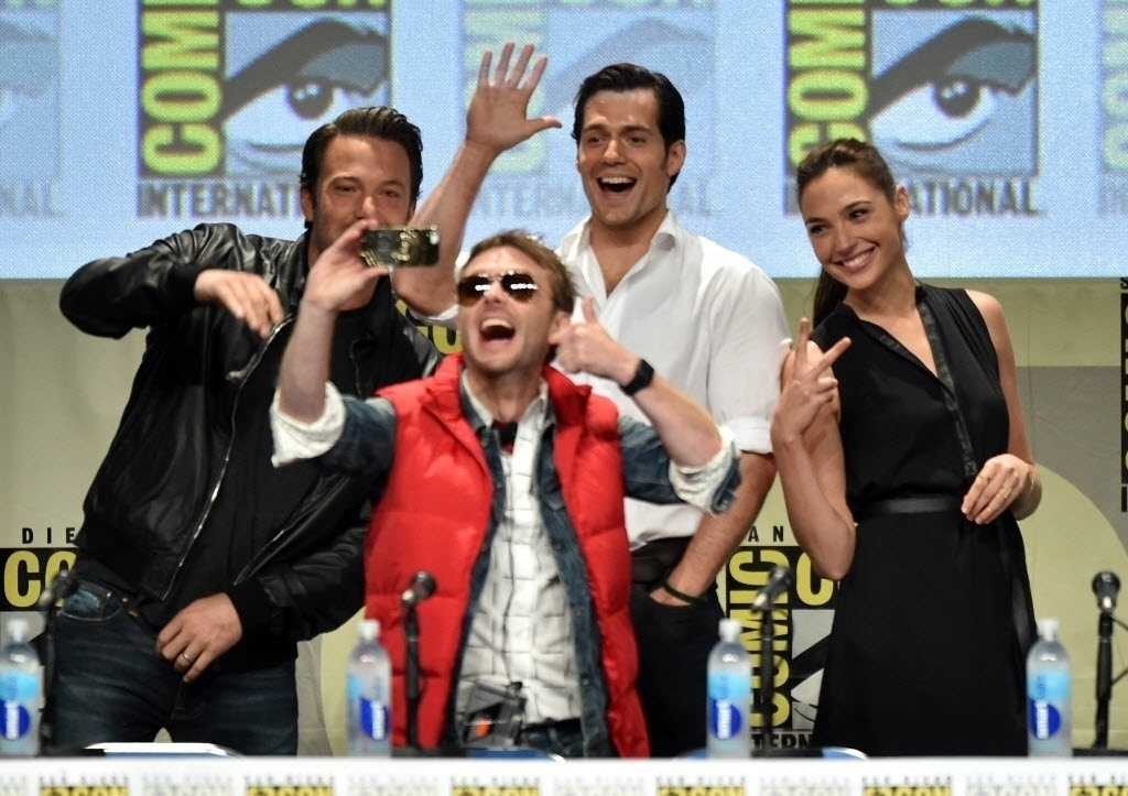 26.jul.2014 - O moderador do painel da Warner Chris Hardwick tira um selfie com os atores Ben Affleck, Henry Cavill e Gal Gadot - Kevin Winter/AFP