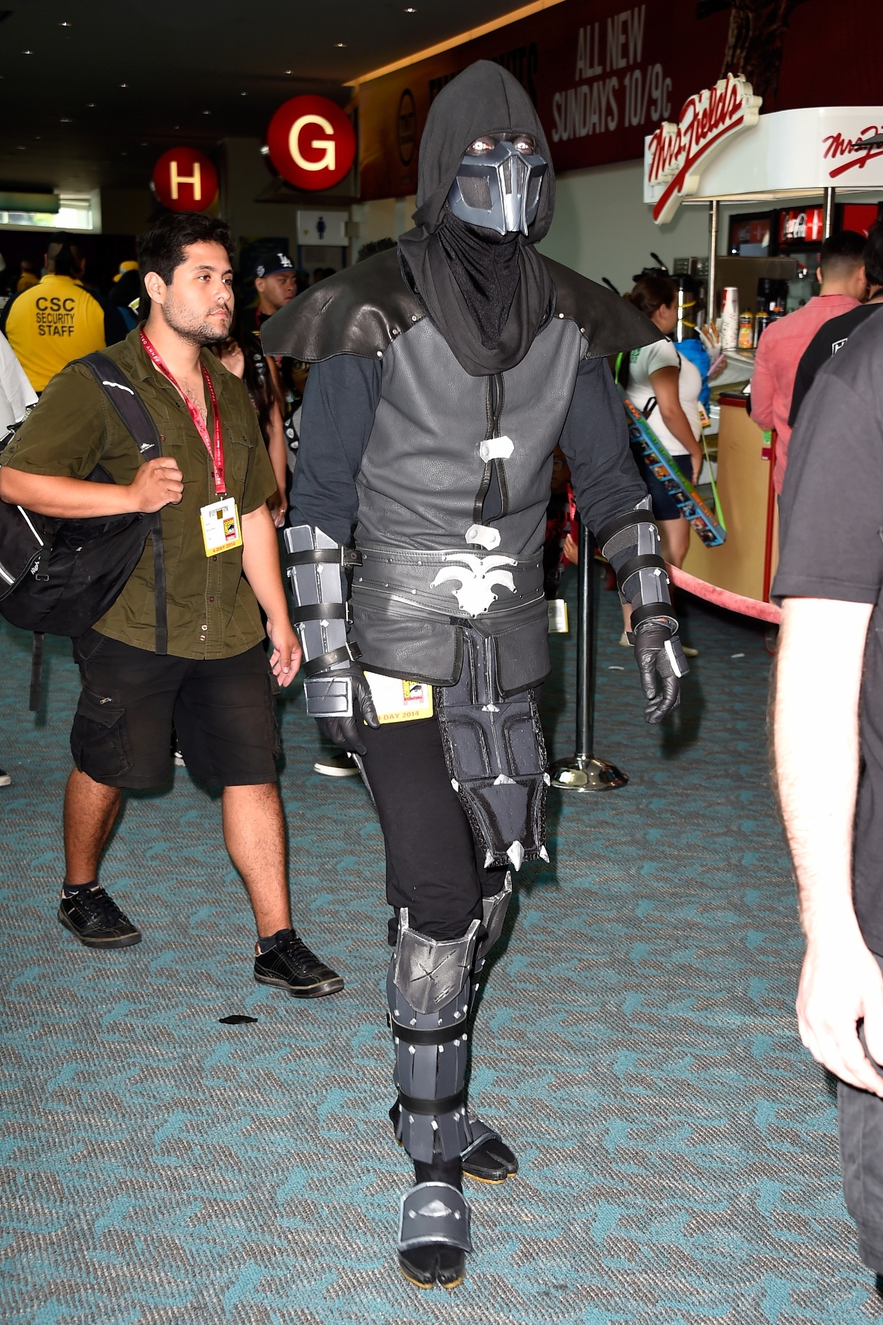 26.jul.2014 - O personagem Smoke de "Mortal Kombat" passeia pelos corredores da Comic-Con 2014, em San Diego - Getty Images