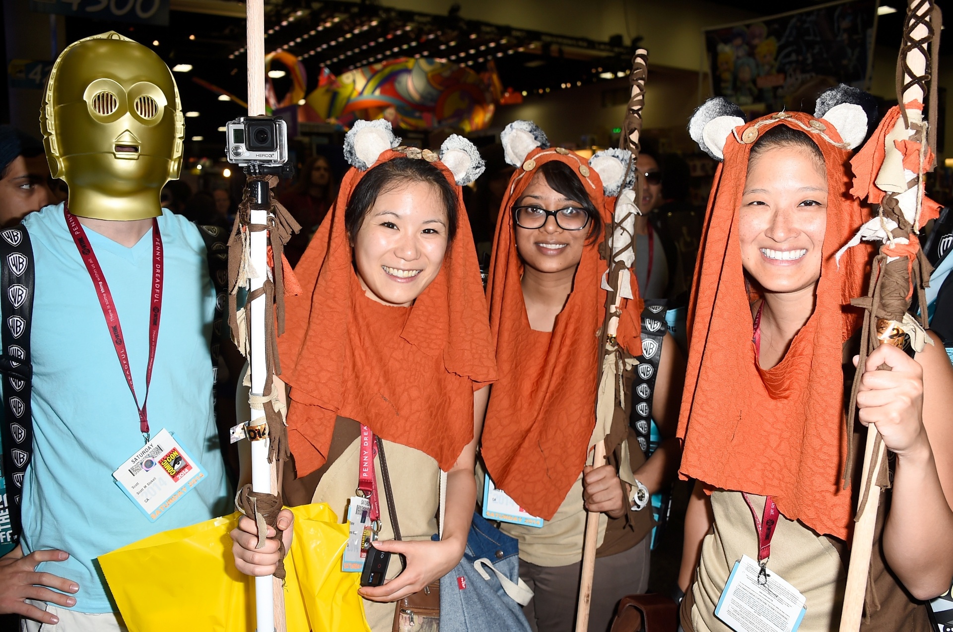 26.jul.2014 - O robô C-3PO e três garostas vestidas de ewoks, personagens de Star Wars, na Comic-Con 2014, em San Diego - Getty Images