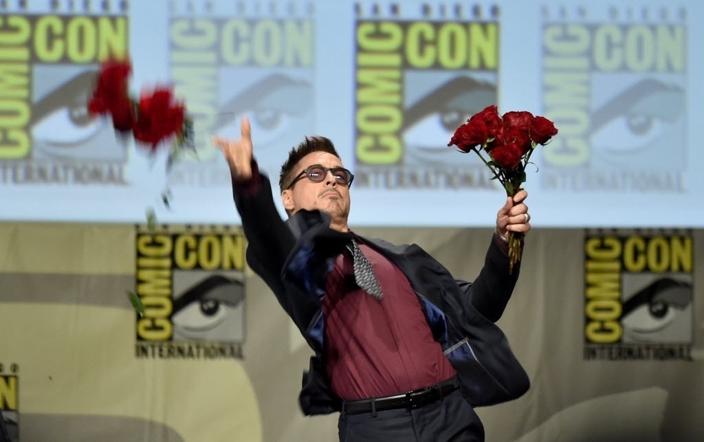 26.jul.2014 - Robert Downey Jr. joga flores para o público no painel de "Vingadores 2" - Kevin Winter/AFP