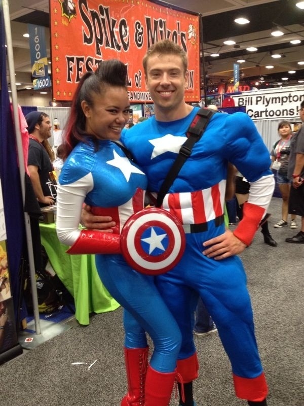 Annie Cruz e o namorado Bay vestidos de Capitães América na Comic-Con 2014, em San Diego