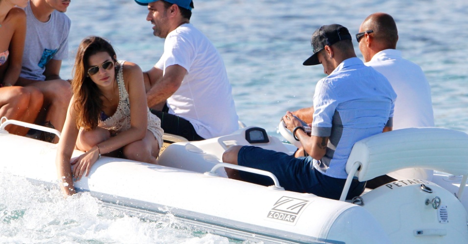 Bruna Marquezine e Neymar estão de férias  e aproveitam o verão em Ibiza, na Espanha