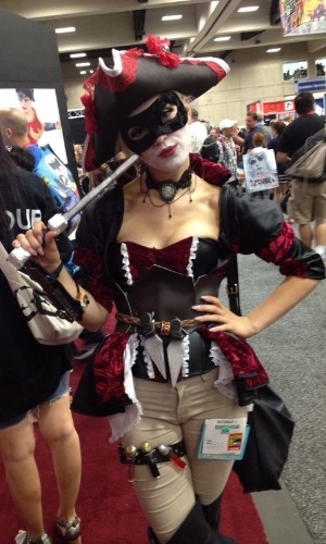 Katie Beall vestida de Harley Quinn Pirata na Comic-Con 2014, em San Diego