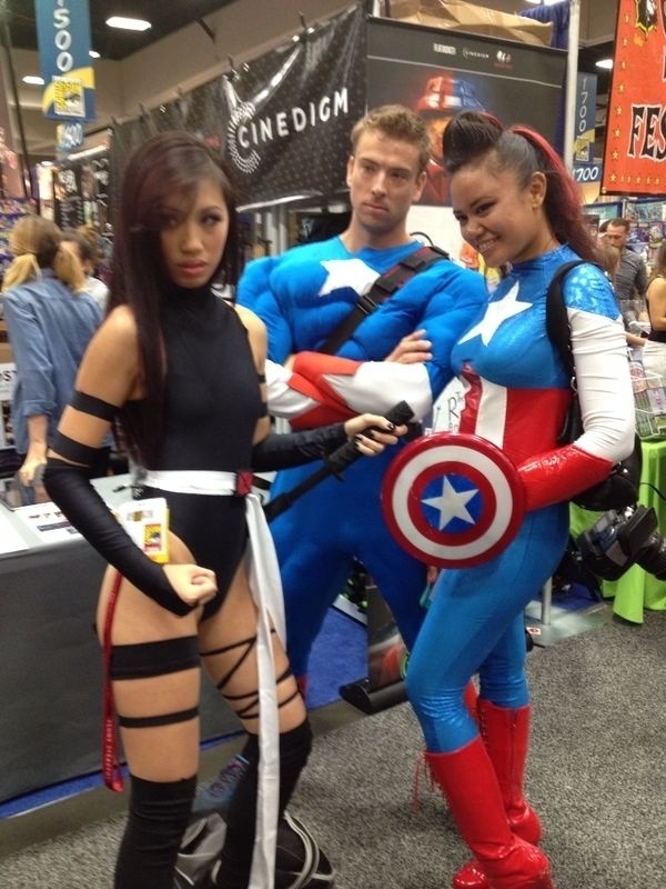 Tess Wuen vestida de PsyLocke; Annie Cruz e o namorado Bay vestidos de Capitães América na Comic-Con 2014, em San Diego