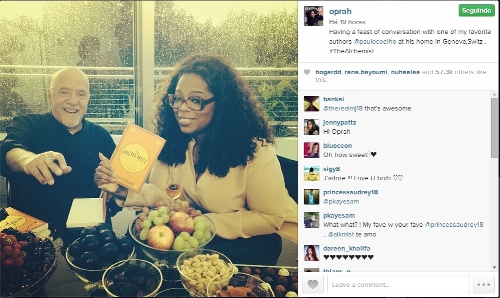 27.jul.2014 - A apresentadora Oprah Winfrey postou uma foto na casa do escritor Paulo Coelho em Genebra, na Suíça. Na legenda ela escreveu: "Me divertindo numa conversa com um dos meus autores favoritos em sua casa em Genebra, na Suíça" - undefined