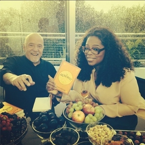 27.jul.2014 - A apresentadora Oprah Winfrey postou uma foto na casa do escritor Paulo Coelho em Genebra, na Suíça. Na legenda ela escreveu: "Me divertindo numa conversa com um dos meus autores favoritos em sua casa em Genebra, na Suíça"