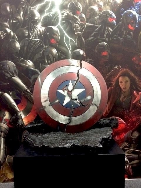 27.jul.2014 - Imagem divulgada pela Marvel do escudo quebrado do Capitão América. A cena do escudo destruído apareceu no teaser mostrado na Comic-Con de "Os Vingadores 2: A Era de Ultron" - undefined