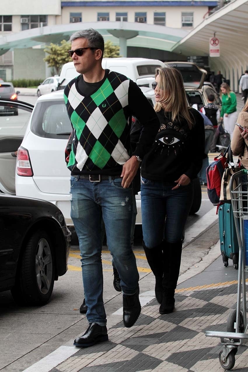 27.jul.2014- Com muito frio e pressa, o casal Flavia Alessandra e Otaviano Costa desembarcou no Aeroporto de Congonhas, em São Paulo, no início da tarde deste domingo (27)