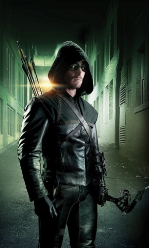 Stephen Amell como o personagem Oliver Queen na série "Arrow" ("Arqueiro Verde")