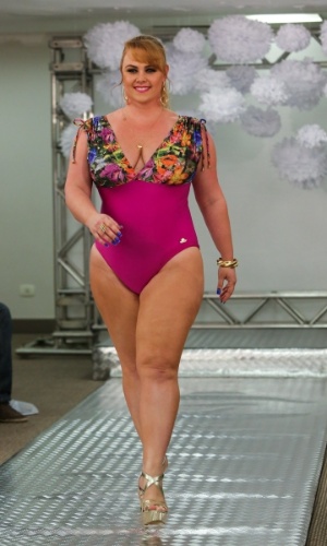 28.jul.2014 - A ex-paquita Ana Paula Almeida estreia como modelo pluz size e desfila para uma marca de roupas moda praia, em São Paulo