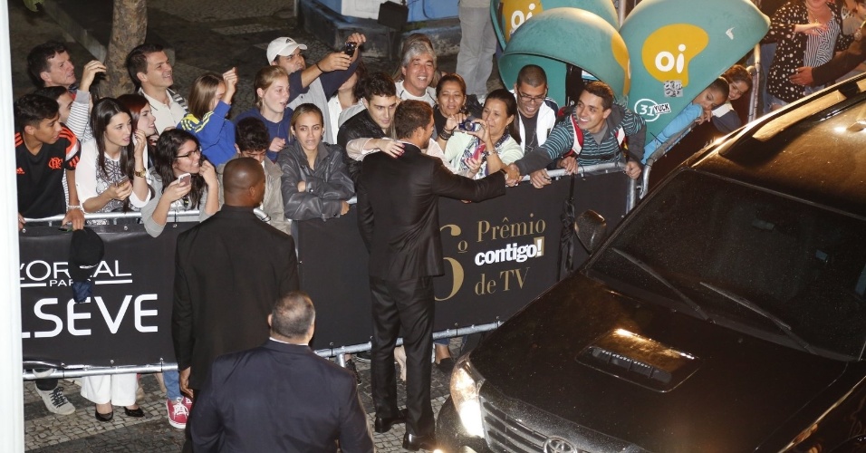 28.jul.2014 - Cauã Reymond atendeu aos fãs assim que chegou ao hotel Copacabana Palace para a 16ª edição do Prêmio Contigo! de TV