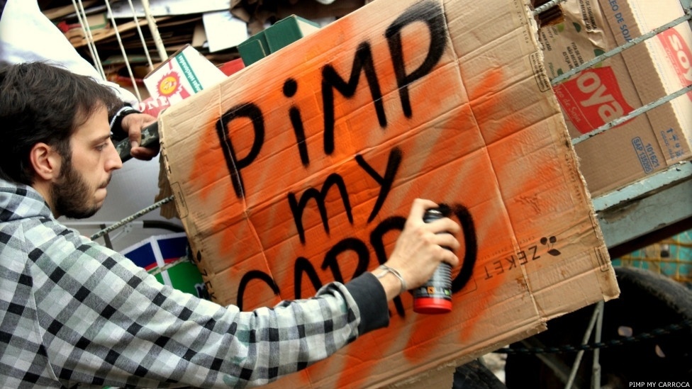 Carrinhos de catadores de sucata são a matéria-prima do Pimp My Carroça, projeto de grafiteiros em São Paulo que completa dois anos - Pimp My Carroça/BBC Brasil