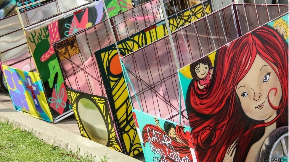 Carrinhos de catadores de sucata são a matéria-prima do Pimp My Carroça, projeto de grafiteiros em São Paulo que completa dois anos - Pimp My Carroça/BBC Brasil