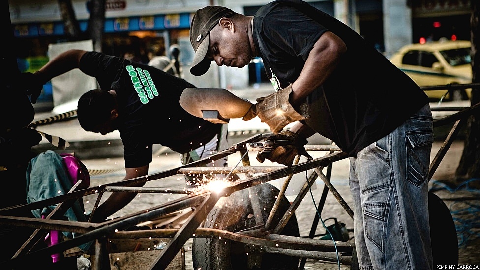 Carrinhos de catadores de sucata são a matéria-prima do Pimp My Carroça, projeto de grafiteiros em São Paulo que completa dois anos - Pimp My Carroça/BBC Brasil