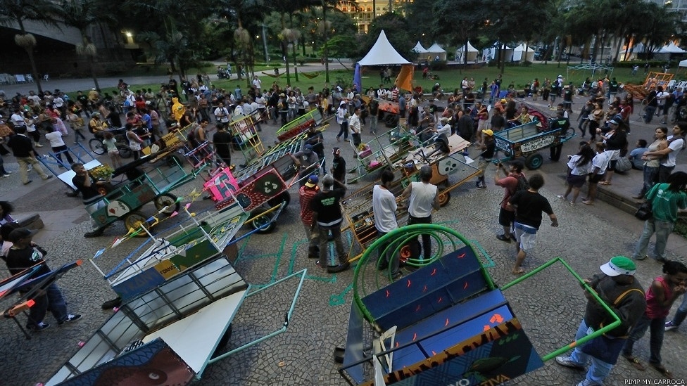 Carrinhos de catadores de sucata são a matéria-prima do Pimp My Carroça, projeto de grafiteiros em São Paulo que completa dois anos - Pimp My Carroça/BBC Brasil