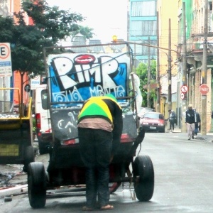 Carrinhos de catadores de sucata são a matéria-prima do Pimp My Carroça, projeto de grafiteiros em São Paulo que completa dois anos - Pimp My Carroça/BBC Brasil