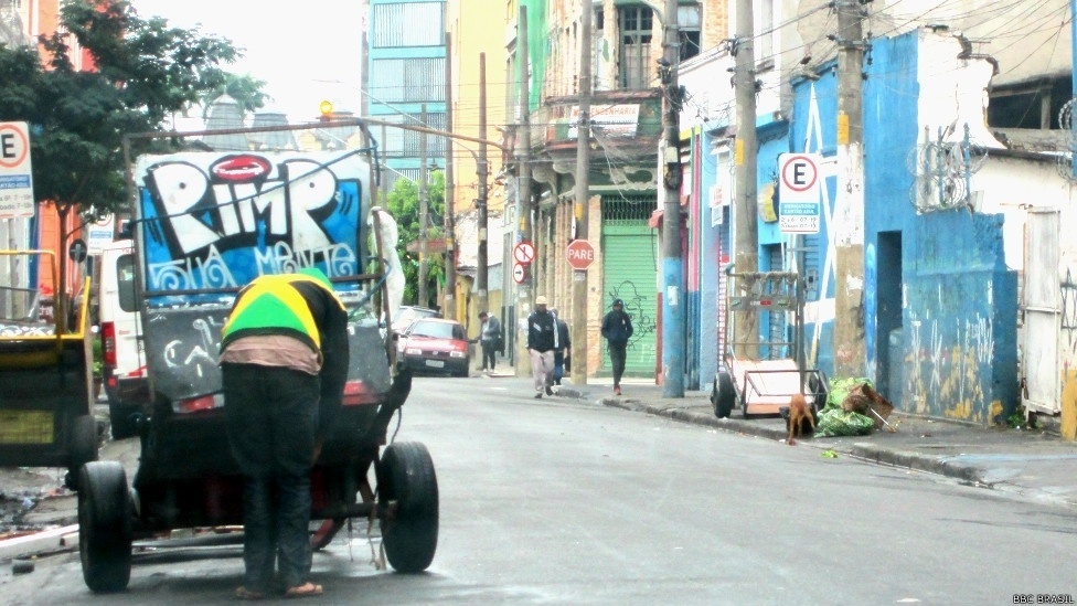 Carrinhos de catadores de sucata são a matéria-prima do Pimp My Carroça, projeto de grafiteiros em São Paulo que completa dois anos - Pimp My Carroça/BBC Brasil