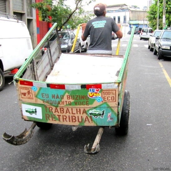 Carrinhos de catadores de sucata são a matéria-prima do Pimp My Carroça, projeto de grafiteiros em São Paulo que completa dois anos - Pimp My Carroça/BBC Brasil